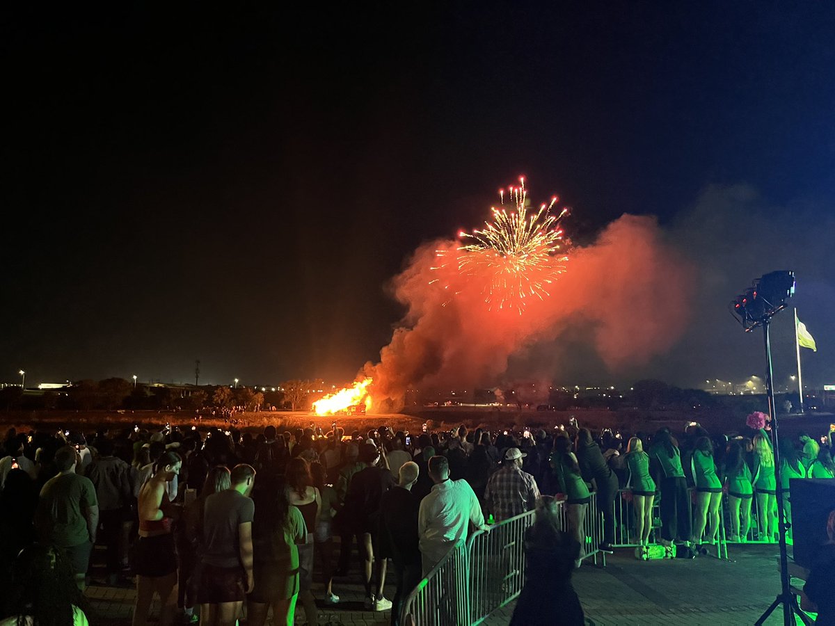 Shout out to @Talons23 and everyone at @UNTsocial who chip in to make Homecoming so special. Bonfire is one of my favorite traditions here! #GMG
