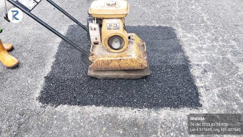 RC_LipisCh's tweet photo. 🚧 #teamroadcare 🚧

Kerja-kerja penyelenggaraan rutin menampal lubang (R01) dengan kaedah Asphalt Heater di FT59 Seksyen 70.60, Jalan Tapah - Cameron Highlands, Daerah Cameron Highlands, Pahang Darul Makmur.

@JKRPAHANG 
@jkrchighlands
@Roadcare_HQ 
@Roadcare_Phg 
@RcBentong https://t.co/O5WSaDg5Yc
