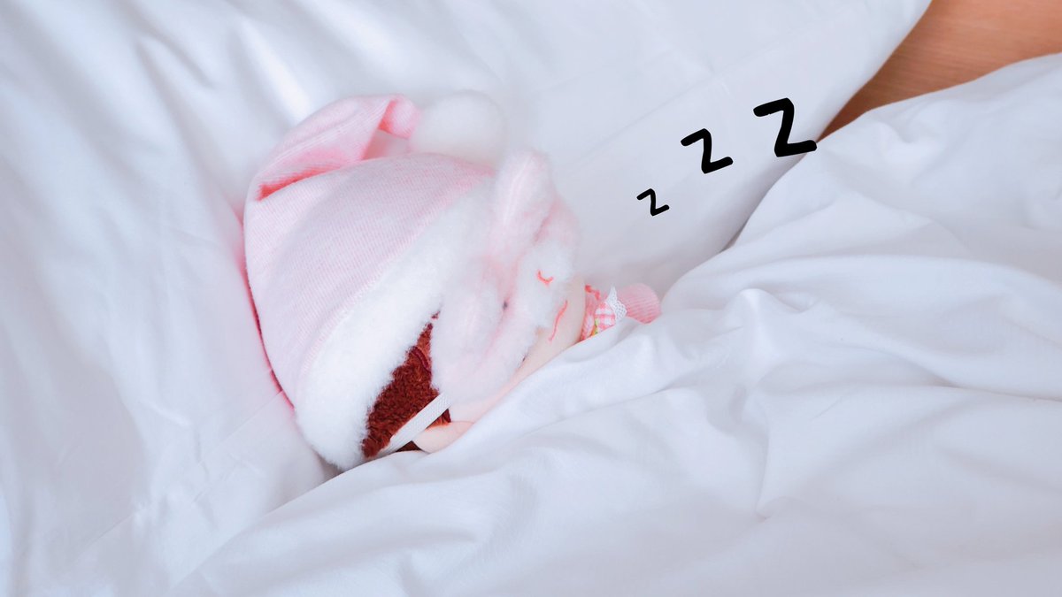 🐾안녕하세요 쥬니에요💗 오랜만에 이머들께 인사드리러 찾아왔어요🙇‍♀️ 

그렇지만 요기는 이제 밤이라 너무 졸린 쥬니😴
이머들께 인사 드리구나서 스르륵 잠들어버린 쥬니랍니다🌃 

이젠 자장자장 안해줘도 잘 자는거보니 이제 쥬니도 좀 컸나봐요🤭
내일 일어나서 등교할때 또 인사 드리겠대요👋