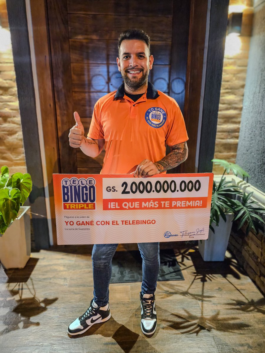 No tenía pensado publicar, pero la alegría es inmensa 🥹 
Fueron años de esperar éste momento y aún no me cae la ficha. Por fin pude comprar mis Nikes ñembo Jordan 😭
Y ahora si, listo para la fiesta de Halloween de #E40con mi disfraz de ganador de telebingo 😅
