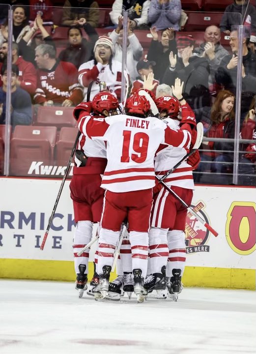 NCAAIceHockey's tweet photo. 𝗕𝗨𝗖𝗞𝗬 𝗪𝗜𝗡𝗦 𝗧𝗛𝗘 𝗕𝗢𝗥𝗗𝗘𝗥 𝗕𝗔𝗧𝗧𝗟𝗘 ‼️🤫

No. 14 @BadgerMHockey defeated No. 1 Minnesota, 5-2!!!

#NCAAHockey https://t.co/z8lpMS80Qj