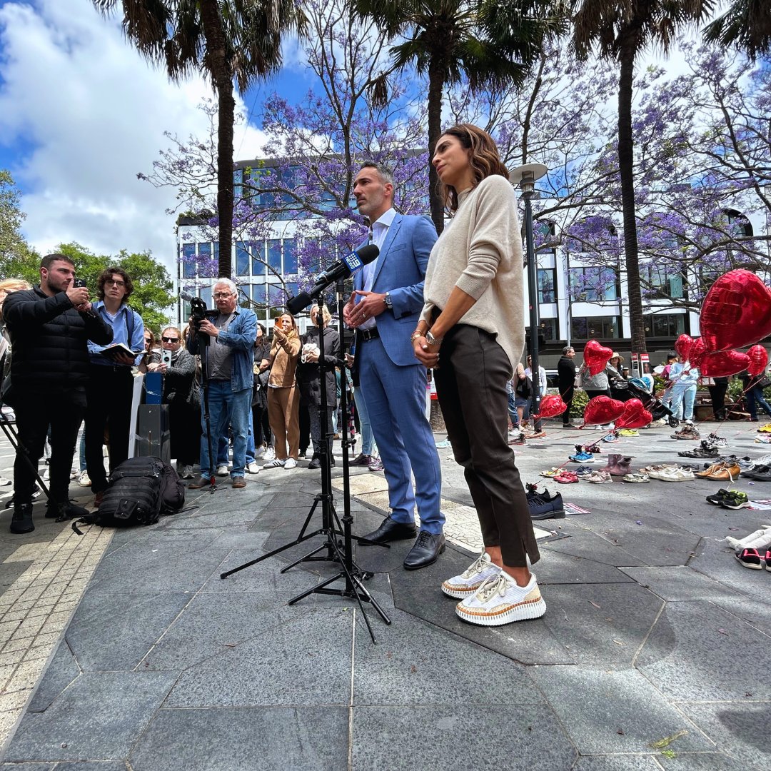 ECAJewry's tweet image. Sydney’s Jewish community gathered in Double Bay this afternoon for the ‘Balloons of Hope’ event, sending a resounding message of unity, compassion and determination to bring home the 222 Israeli hostages held by Hamas. #SetThemFree 🇮🇱🇦🇺🎈