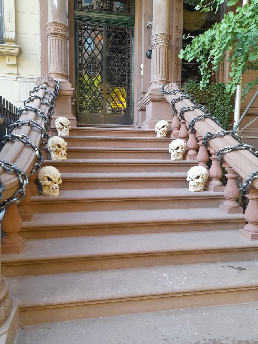 chantalmelie's tweet photo. C'est bien le 1/3 du sénat haïtien sur le sueil des escaliers des superpuissances... Je reconnais les têtes des parlementaires- bandits:
 #latortue💀 #lambert💀 #bodeau💀
#fourcand💀
 #tholbertalexis💀 #graciadelva💀

Qui voyez-vous?

#lamortduparlementhaïtien
#Halloween 
#Haïti https://t.co/a8inixNPZC