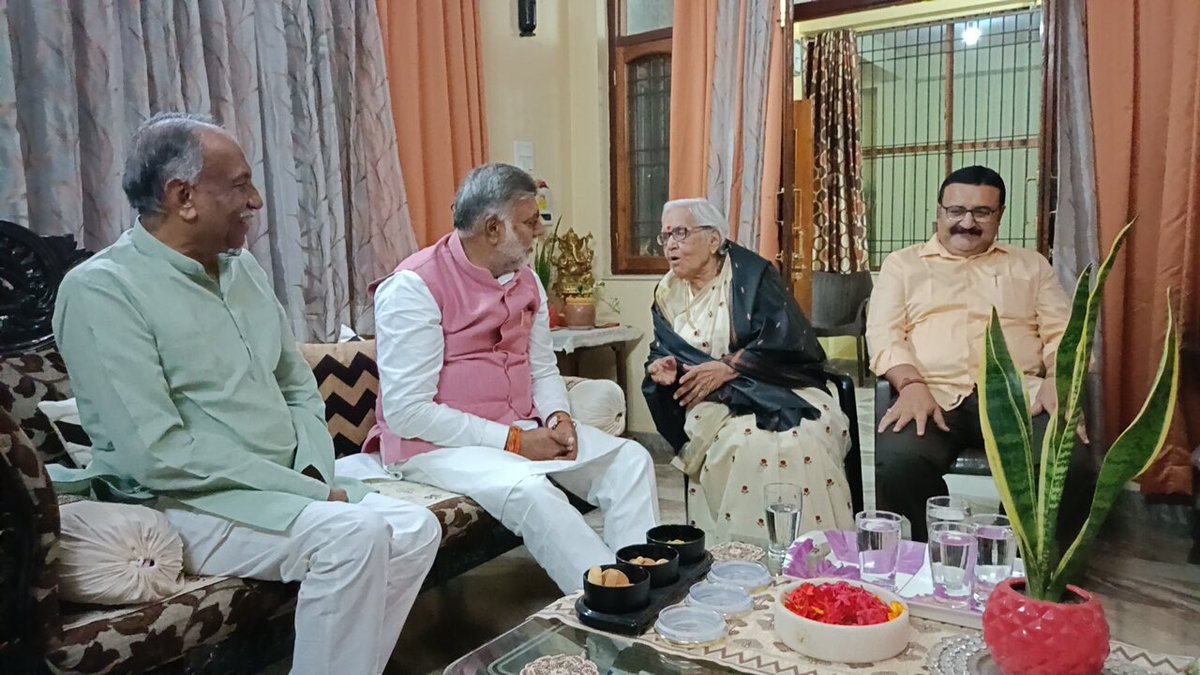 कल के कार्यक्रमों के बाद वरिष्ठ भाजपा नेत्री पूर्व सांसद आदरणीया जय श्री बनर्जी जी के निवास पर जाकर उनका आशीर्वाद प्राप्त किया और परिवारजनों से सौहार्द भेंट की।इस अवसर पर वरिष्ठ नेता श्री आनंद बर्नाड,अंशुमन शुक्ला,आलोक जैन की उपस्थिति रही <a href="/BJP4MP/">BJP Madhya Pradesh</a> <a href="/BJP4India/">BJP</a> <a href="/alokjain101/">Alok Jain</a>