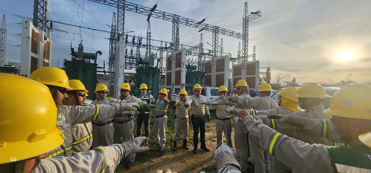 CFEmx's tweet photo. #CFEInforma | Tras arduas jornadas de trabajo, la CFE ha recuperado el suministro eléctrico al 50% de los usuarios afectados por el paso del huracán #Otis en el estado de Guerrero. https://t.co/yyHQJvVVuV https://t.co/PEmDvgkVuE