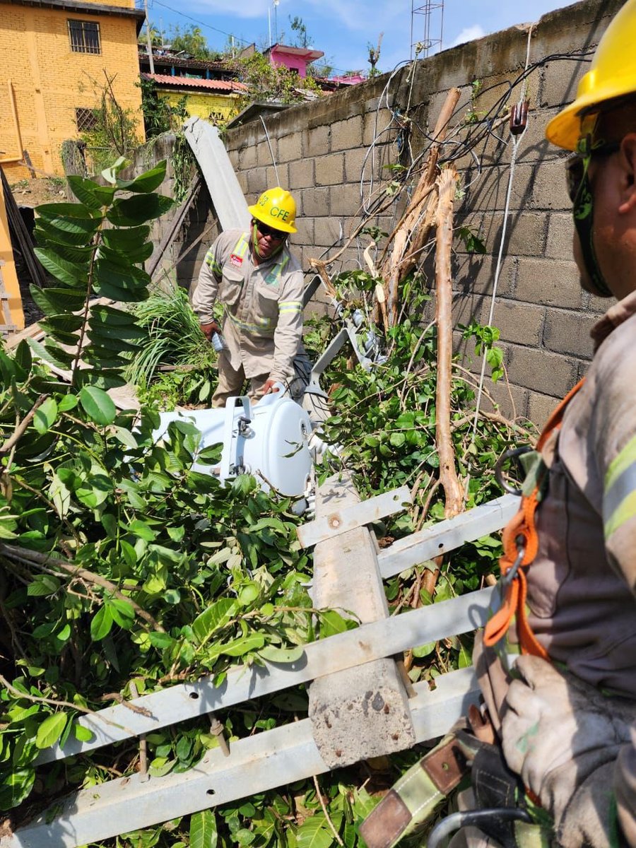 CFEmx's tweet photo. #CFEInforma | Tras arduas jornadas de trabajo, la CFE ha recuperado el suministro eléctrico al 50% de los usuarios afectados por el paso del huracán #Otis en el estado de Guerrero. https://t.co/yyHQJvVVuV https://t.co/PEmDvgkVuE