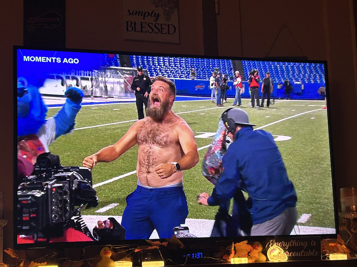 Yahtzee27's tweet image. What a legend. #Fitzmagic 😂😂😂😂