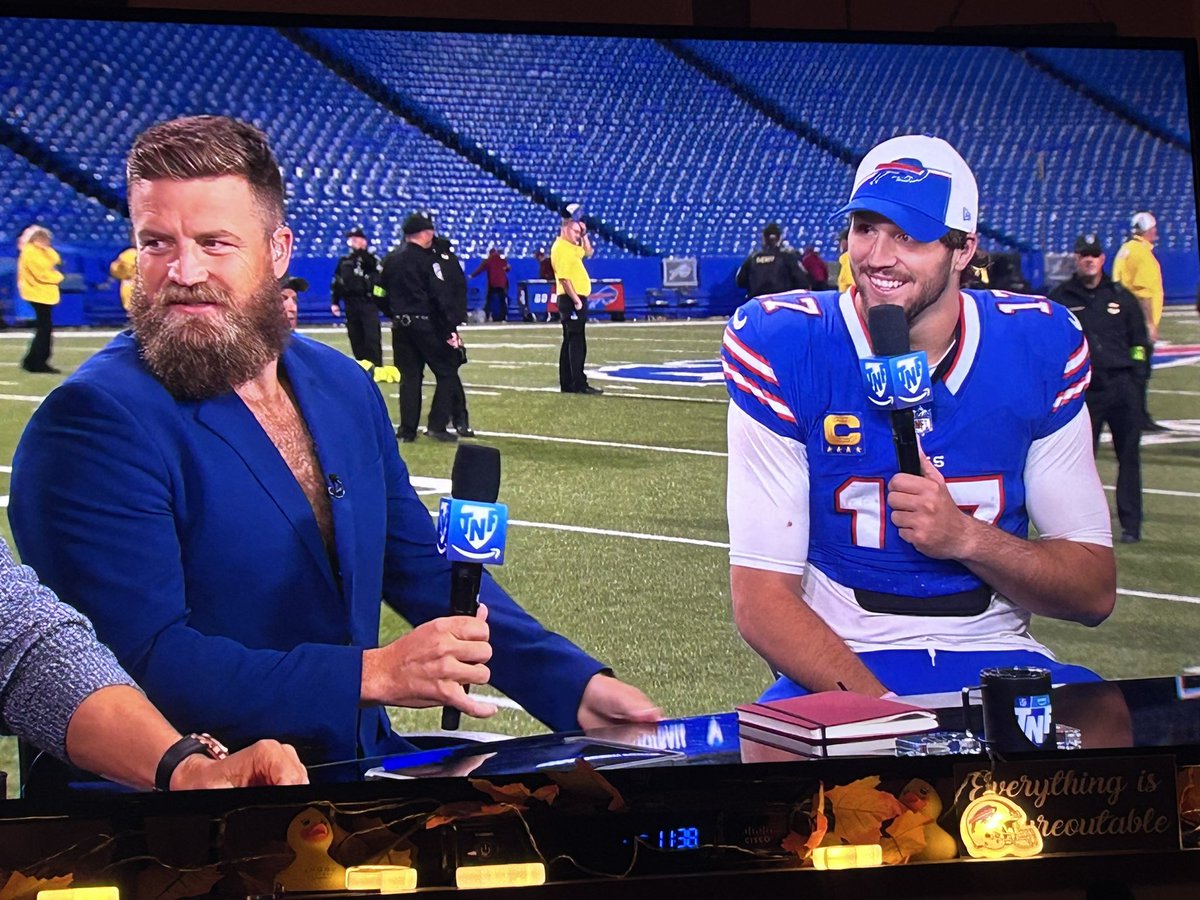 Yahtzee27's tweet image. What a legend. #Fitzmagic 😂😂😂😂