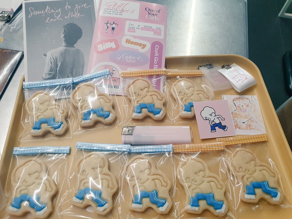 제가 산 쿠키 좀 보세요 왕많고 왕귀여움 ㅋㅋㅋㅋㅋ