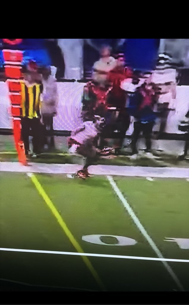 Pickwith456's tweet photo. This is a 9 yard catch not an 8 yard catch. 

Fix this @NFL @FDSportsbook https://t.co/QFDnxEH27a