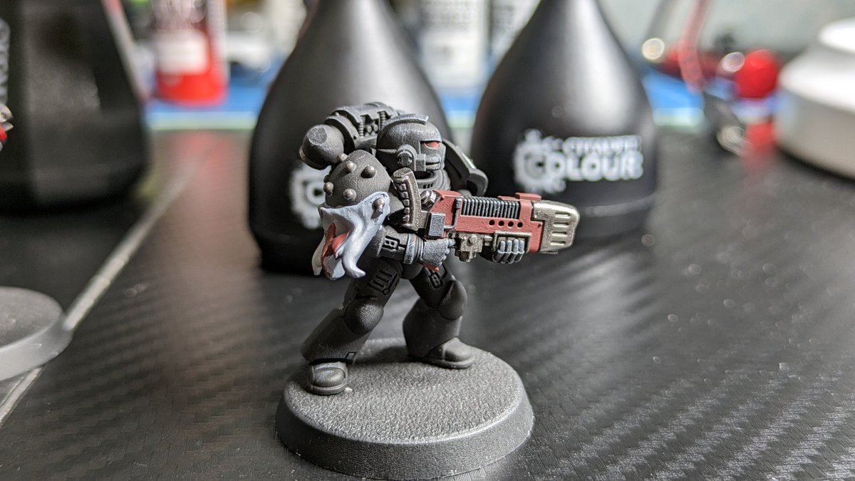 Another day, another struggle to build consistent habits with my hobby.

I took a break from the Emperor's Champion to work on some First Born Marines and their Sword Brother.

#BlackTemplars #Warhammer40k #CrusaderSquad