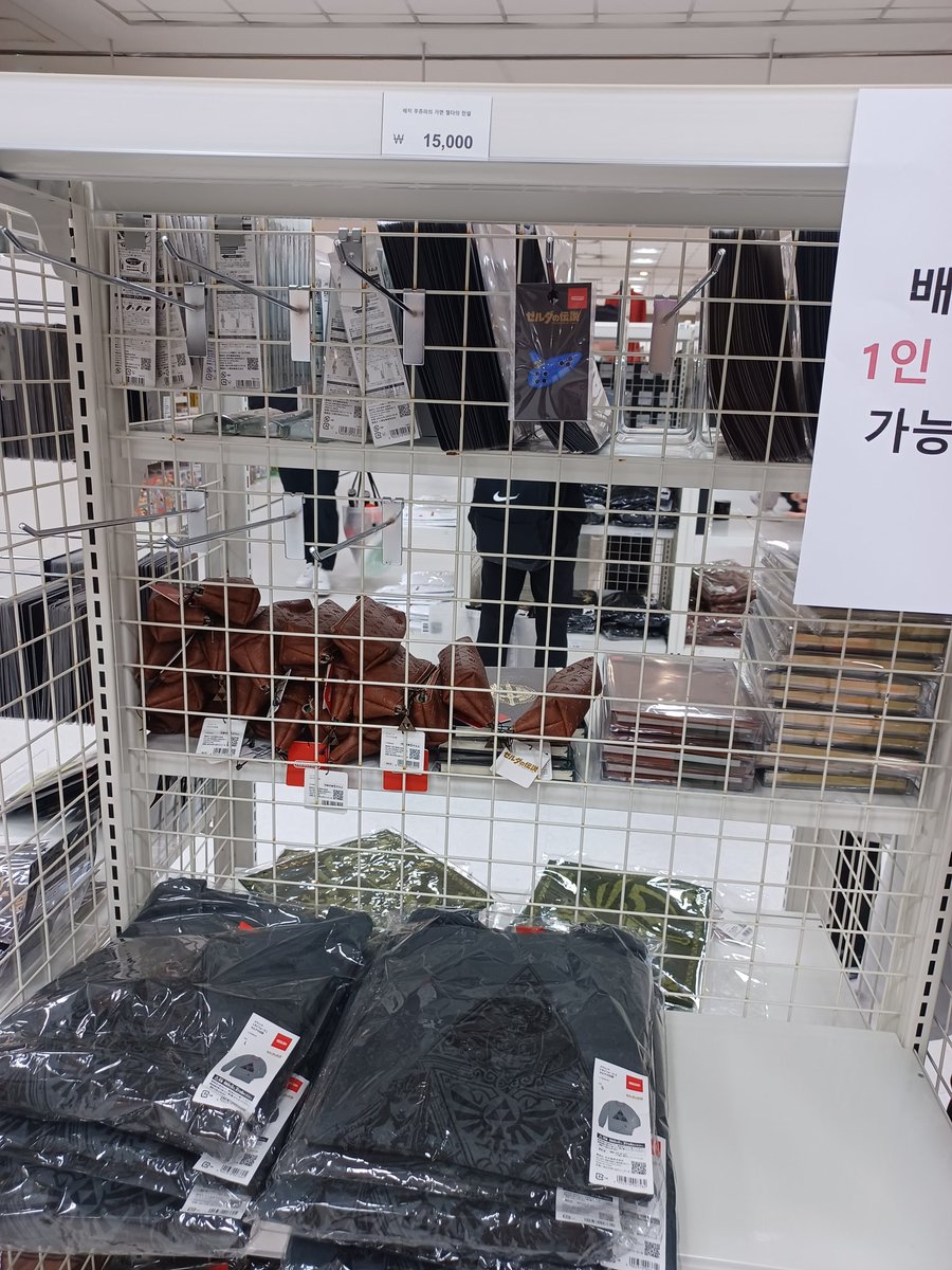 niru_gom's tweet photo. 닌텐도 팝업스토어 두번째 후기

역시나 또 젤다는 다 털려잇고
요정의 잔?? 이건 잇엇어요
동숲 마스터 커피잔 사러 간거라 갓는데
많이 있었음... 한 2일은 가지않을까
마리오굴뚝 연필꽂이 없었고..
동숲 인형도 얼마없었음
큐알찍는 랜덤스티커 고르게 해주셨는데 젤다 동숲은 나갓다함ㅜ https://t.co/gHgmddCYAu