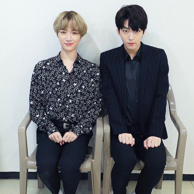 SEATED #1989TaylorsVersion