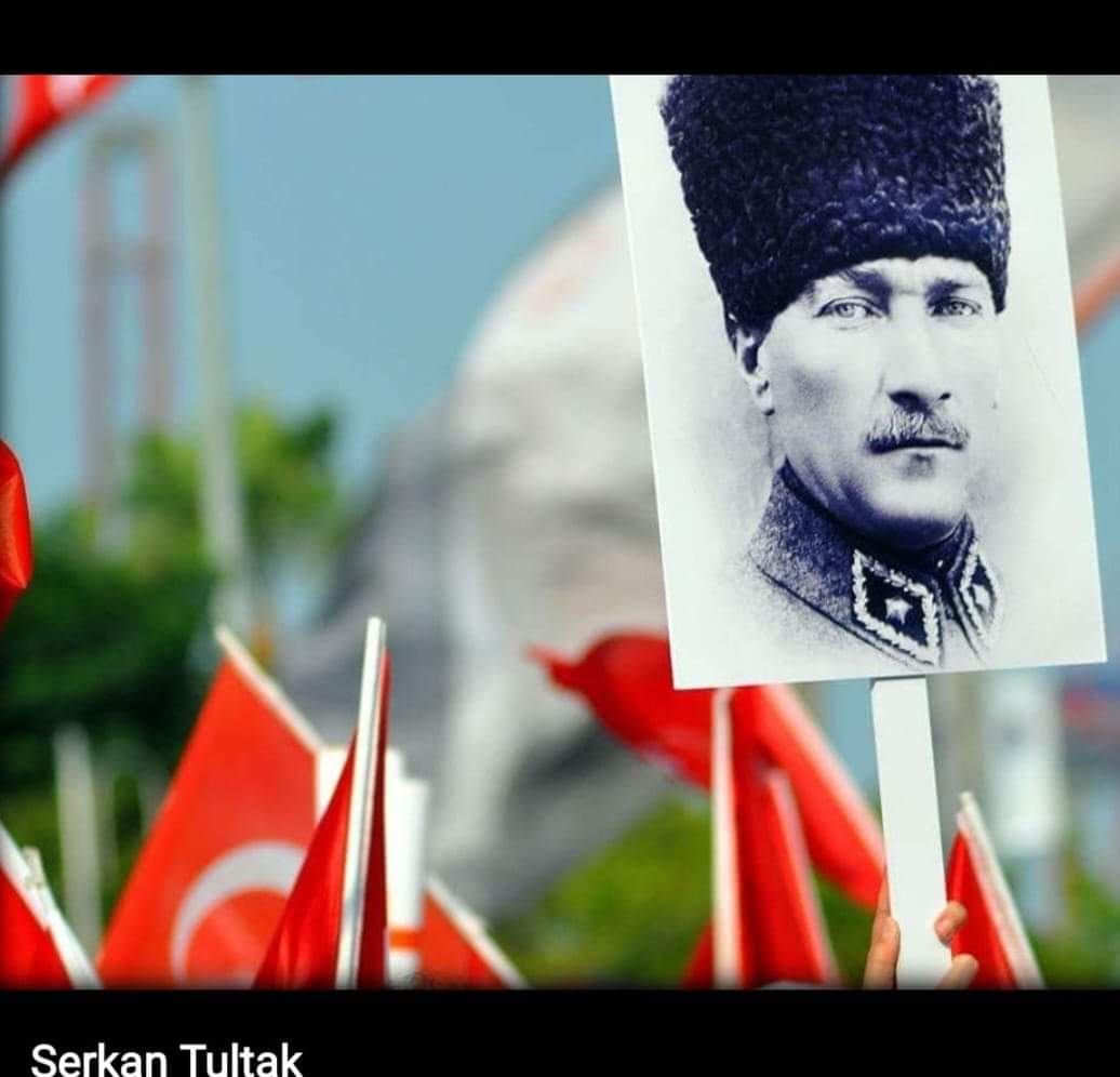 Sen o kadar büyük bir lidersin ki sevgimiz ve saygımız hiç bitmeyecek. Dünyanın her yerinde Cumhuriyet ülkeleri var ama senin kurduĝun Cumhuriyet şekli yok.