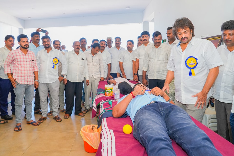 Madhu_Bangarapp's tweet photo. ಪೂಜ್ಯ ತಂದೆಯವರಾದ ಶ್ರೀ ಎಸ್.ಬಂಗಾರಪ್ಪಾಜಿಯವರ ಜನ್ಮದಿನದ ಪ್ರಯುಕ್ತ ಸೊರಬದಲ್ಲಿ ಯುವ ಕಾಂಗ್ರೆಸ್ ವತಿಯಿಂದ ಆಯೋಜಿಸಿದ ರಕ್ತದಾನ ಶಿಬಿರಕ್ಕೆ ಭೇಟಿ ನೀಡಿ ಆಯೋಜಕರಿಗೆ ಹಾಗೂ ರಕ್ತದಾನಿಗಳಿಗೆ ಧನ್ಯವಾದ ತಿಳಿಸಿದೆ...

#Madhu_Bangarappa
#Team_Madhu_Bangarappa https://t.co/UZQ1XDhYDX