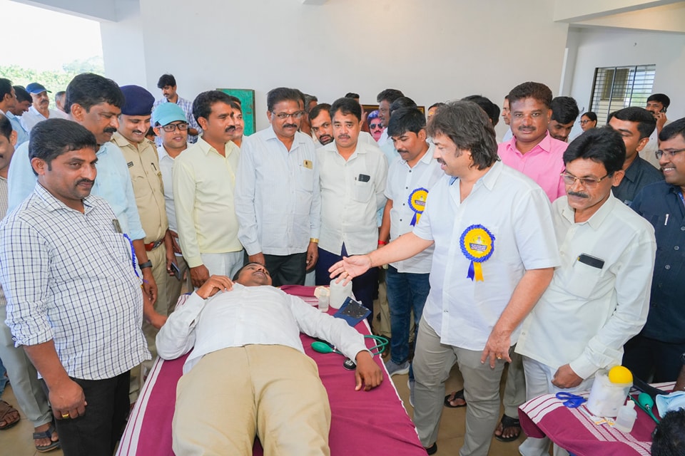 Madhu_Bangarapp's tweet photo. ಪೂಜ್ಯ ತಂದೆಯವರಾದ ಶ್ರೀ ಎಸ್.ಬಂಗಾರಪ್ಪಾಜಿಯವರ ಜನ್ಮದಿನದ ಪ್ರಯುಕ್ತ ಸೊರಬದಲ್ಲಿ ಯುವ ಕಾಂಗ್ರೆಸ್ ವತಿಯಿಂದ ಆಯೋಜಿಸಿದ ರಕ್ತದಾನ ಶಿಬಿರಕ್ಕೆ ಭೇಟಿ ನೀಡಿ ಆಯೋಜಕರಿಗೆ ಹಾಗೂ ರಕ್ತದಾನಿಗಳಿಗೆ ಧನ್ಯವಾದ ತಿಳಿಸಿದೆ...

#Madhu_Bangarappa
#Team_Madhu_Bangarappa https://t.co/UZQ1XDhYDX