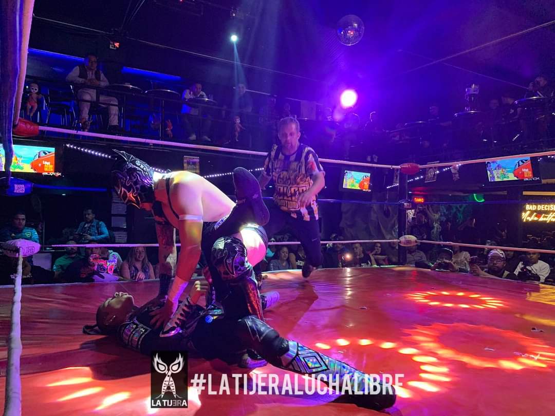 LaTijeraLucha's tweet photo. Con gran destreza aérea #BabyStarJr y #MiniVikingo encantaron al público de #ProduccionesJAALL que se dieron cita en el #BarBlackClub al vencer de forma espectacular a los rudos #Forneo y #ToritoNegro, siendo reconocidas ambas duplas con dinero...
#latijeraluchalibre https://t.co/hnVn9FzOEX