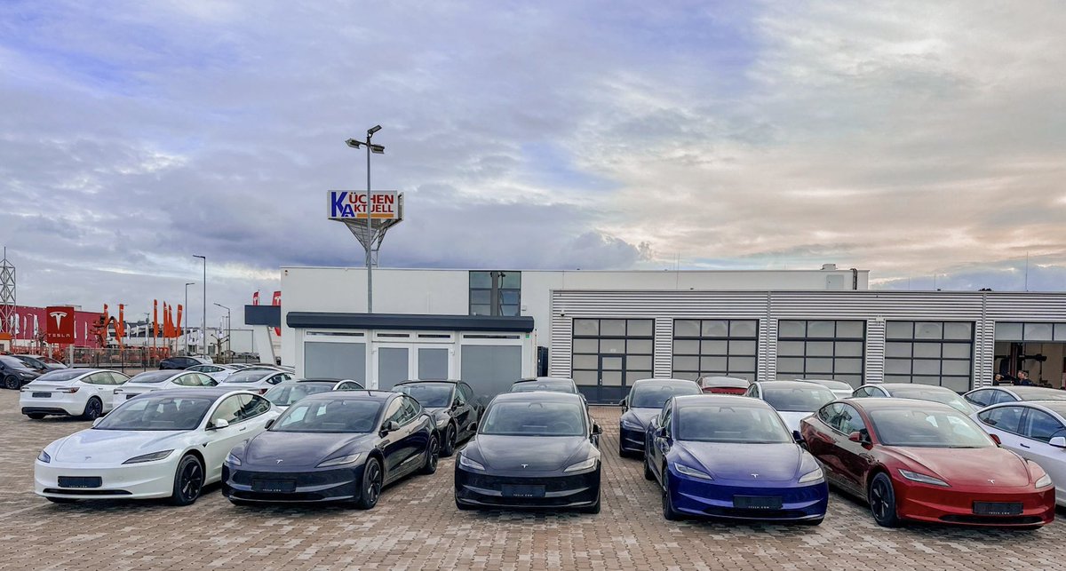 Tslachan's tweet photo. $TSLA
A collection of all paint colors from the new Model 3 Highlands! That's fantastic. https://t.co/yvPsmMNtb0