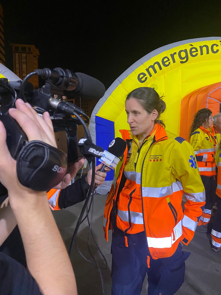 semgencat's tweet photo. El #SEM ha estat el responsable de l’assistència sanitària a 72 persones afectades, en aquest simulacre a l’Estació de Sants. Ha mobilitzat 40 professionals i 12 unitats: 2 terrestres, 1 ECO, psicòlegs, 3 suport logístic, 2 transport col·lectiu i 3 comandaments.
@emergenciescat https://t.co/6Eb6CyG0hR