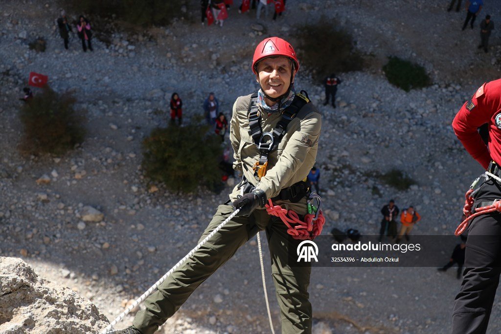 🤵‍♂️Niğde Valisi Cahit Çelik

🏃‍♂️Lisanslı dağcı aynı zamanda raftingci ve dalgıç

🏹Kaçkar Dağı'nda 4 kez zirve tırmanışı yapan Vali Çelik'in yeni hedefi Cilo Dağı'na tırmanmak

✏️Haber / Fotoğraf: Abdullah Özkul  

👏🇹🇷👏🇹🇷👏

<a href="/NigdeValiligi/">T.C. Niğde Valiliği</a> <a href="/celikcahit/">Cahit Çelik</a>