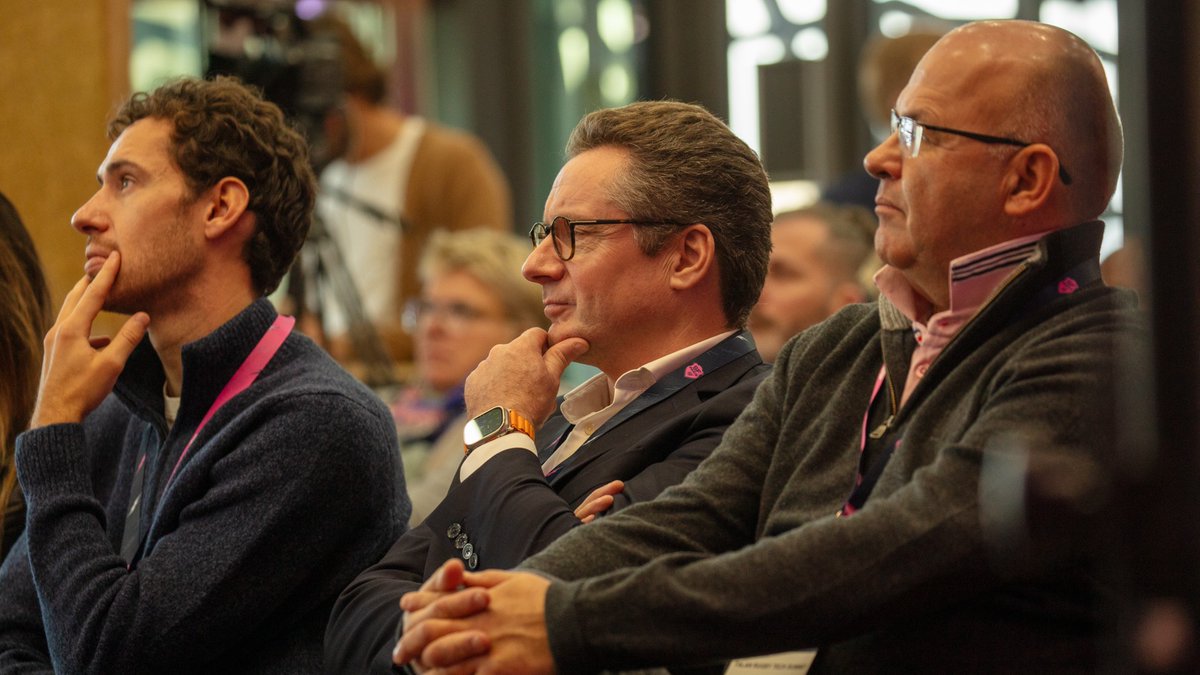 SFPBusinessClub's tweet photo. 👀 La salle est attentive devant les présentations de plusieurs idées innovantes &amp; inspirantes. 

Ici notamment, Laurent Sempéré, ancien de la maison &amp; nouveau coach @FranceRugby devant notre Kine-Ostéo, Sebastien Davidovici. https://t.co/GRJbfGijEn