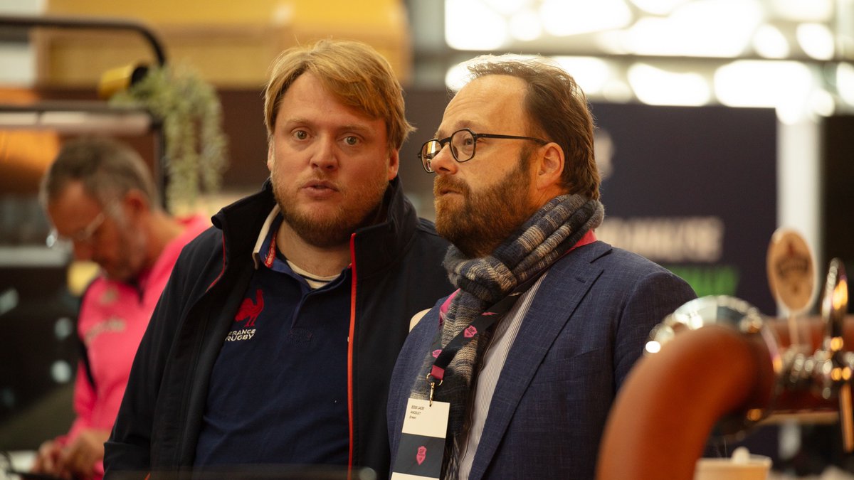 SFPBusinessClub's tweet photo. 👀 La salle est attentive devant les présentations de plusieurs idées innovantes &amp; inspirantes. 

Ici notamment, Laurent Sempéré, ancien de la maison &amp; nouveau coach @FranceRugby devant notre Kine-Ostéo, Sebastien Davidovici. https://t.co/GRJbfGijEn