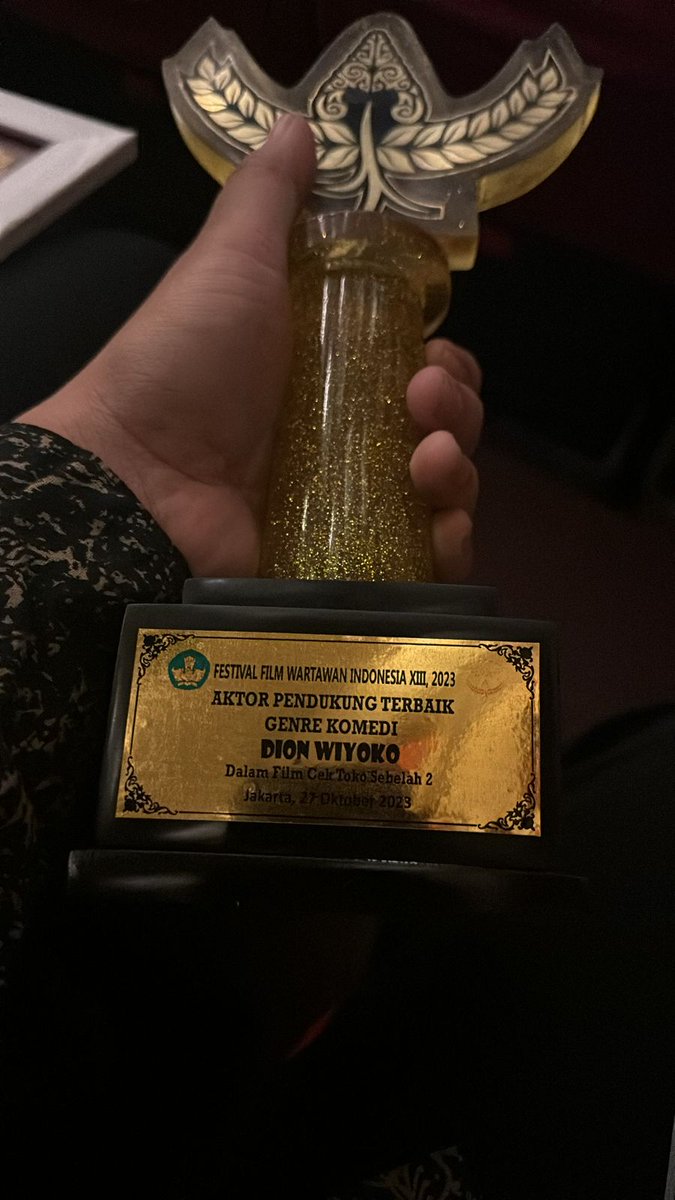 avatara88's tweet photo. Dion Wiyoko terpilih menjadi Aktor Pendukung Terbaik Genre Komedi Dalam film " CEK TOKO SEBELAH2" @festivalfilmwartawan . Terima Kasih appresiasiny FFWI2023. Huge congratulations @dionwiyoko , surely you deserve this Award!
.
#FFWI2023 https://t.co/kliKG7rWzt