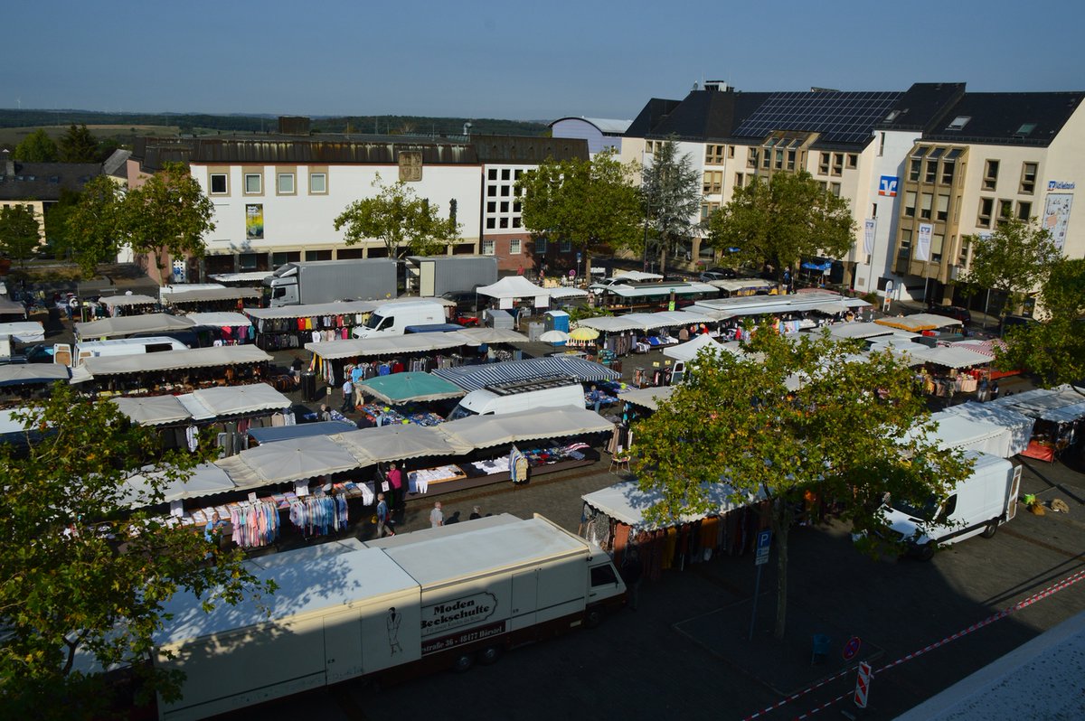 StadtBitburg's tweet photo. Nächster Krammarkt am 10. November 2023
Der nächste Krammarkt der Stadt Bitburg auf dem Bedaplatz ist am
Freitag, 10. November 2023
von 8:00 bis 16:00 Uhr. https://t.co/cJvJE1xmbT