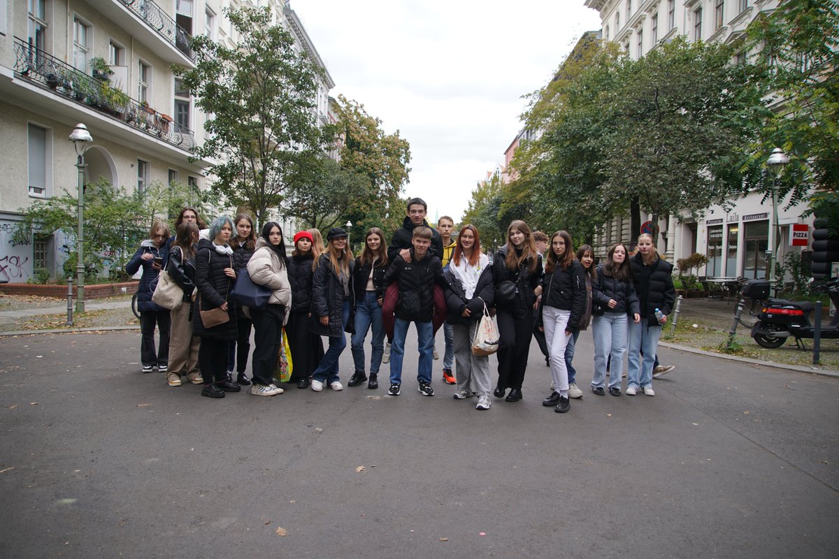 BA_Xhain's tweet image. &quot;Gemeinschaft macht uns stark&quot; - Jugendprojekt der Partnerstädte mit #Xhain, @BaBerlinTK, @Miasto_Szczecin, Warszawa-Mokotów, Dolyna und  Kyjiw-Darnyzja. #dpjw_pnwm #edaw2023

Mehr dazu in unserem #Bezirksticker: berlin.de/ba-friedrichsh….