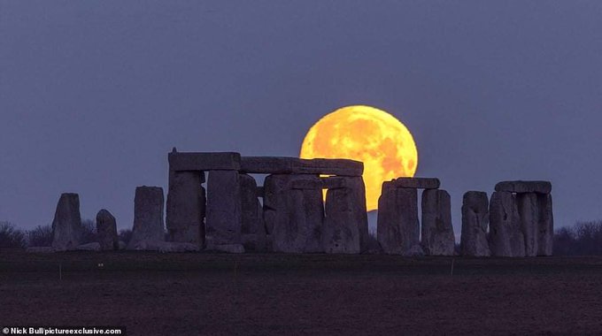 ST0NEHENGE's tweet photo. Full Moon tomorrow๐(28th October) at 09.24pm ๐ฌ๐ง #HuntersMoon #FullMoon #Moonphase https://t.co/qpjHixryD5 https://t.co/7KzuVGhDVv