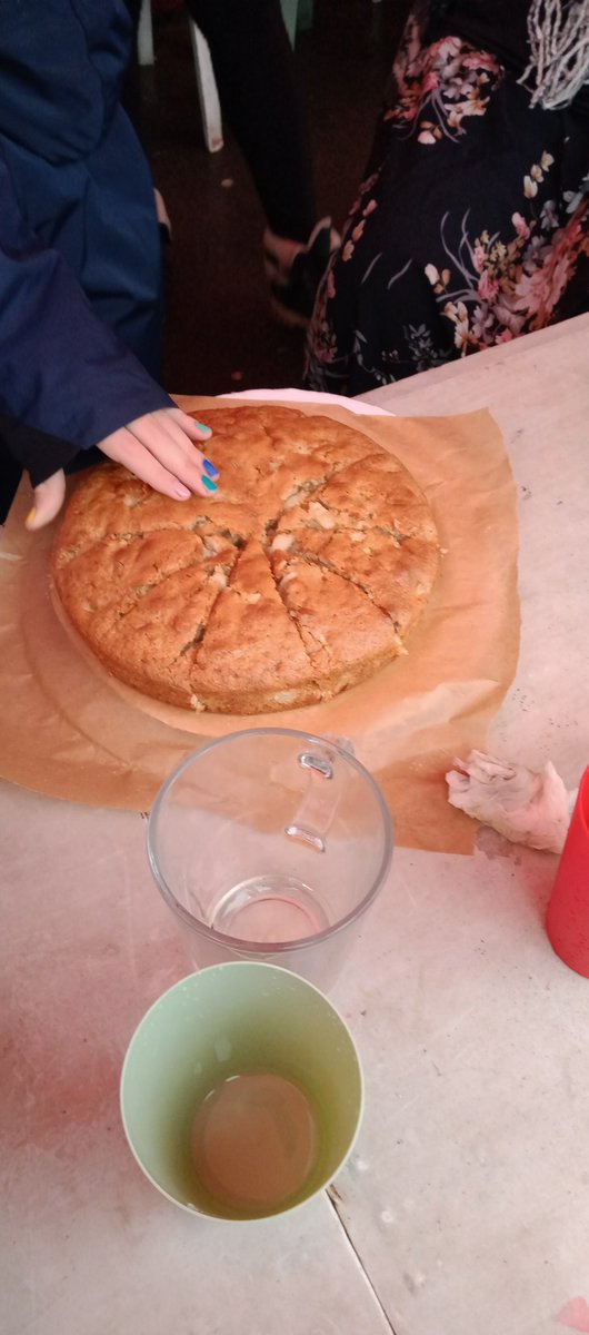 Maëline et sa maman apporte un gâteau qui sort du four.... Solidarité #Emmaus St André lez Lille