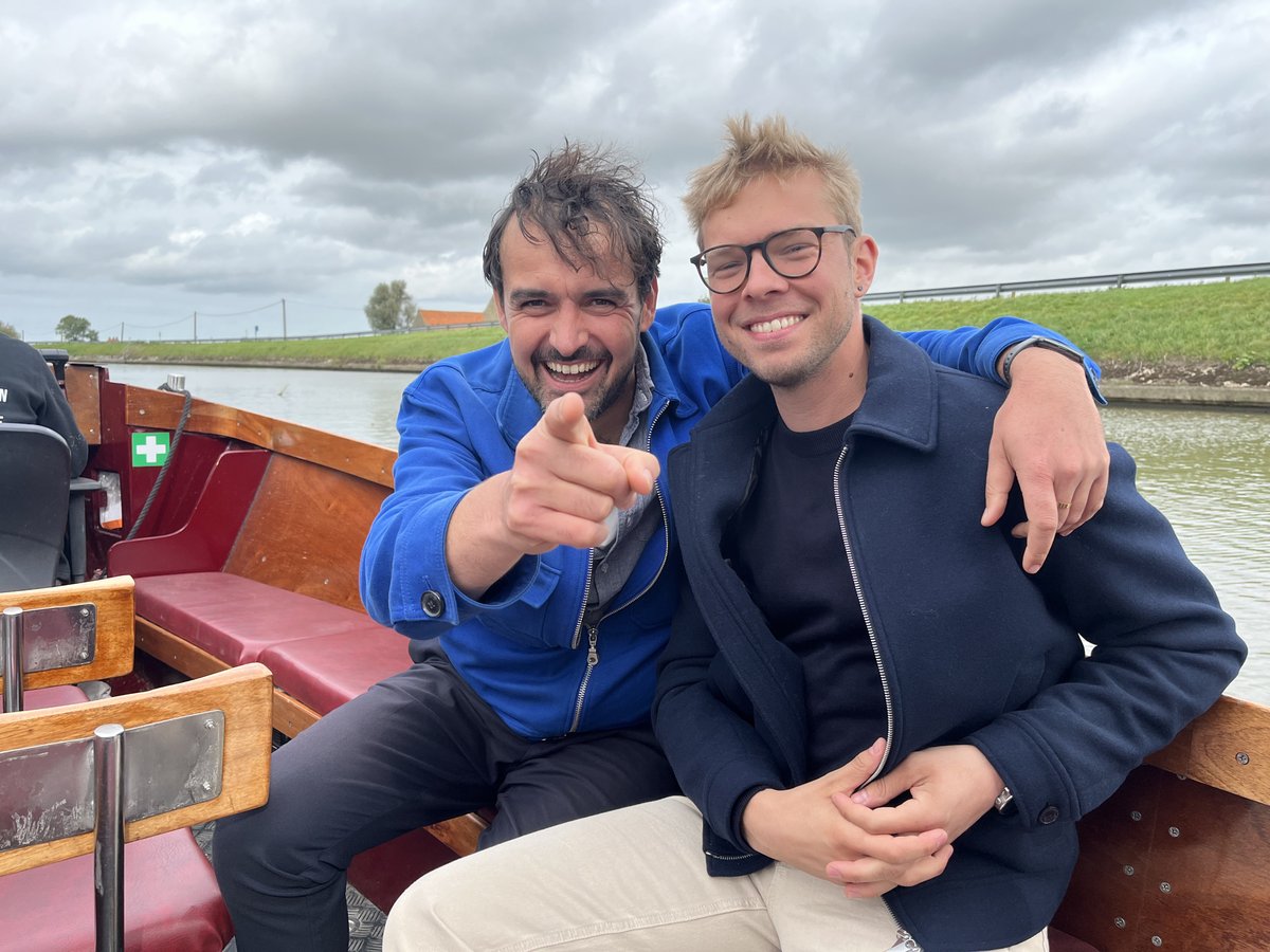 Jelle Mels en tv-maker Joris Hessels gaan op zoek naar sporen van de Grote Oorlog in de #Westhoek, waar ze enkele musea, begraafplaatsen en herdenkingssites van WO I bezoeken, te voet, op de fiets en met de boot. Zaterdag om 18.35u <a href="/vrt1be/">VRT 1</a> in #VlaanderenVakantieland. 📸 © VRT