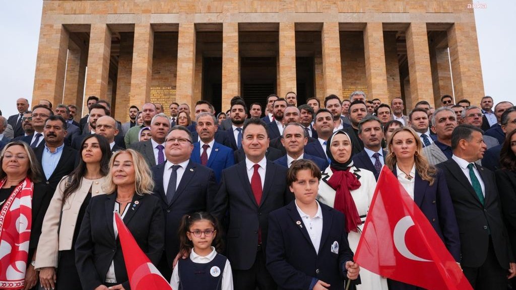 DevaSincan's tweet photo. Cumhuriyetin 100.yılı genel başkanımız Ali Babacan, ilçe başkanımız Halil Aslan ve teşkilatımız ile birlikte Anıtkabir'e çıktık.🇹🇷
Bu vesile Cumhuriyetimizin 100. Yılını kutluyoruz.🇹🇷
@alibabacan @avidrissahin @hasankaraltr @erginsadullah @nutkuakin @halilaslan06 @devaankarada https://t.co/Yu7zC5pik3