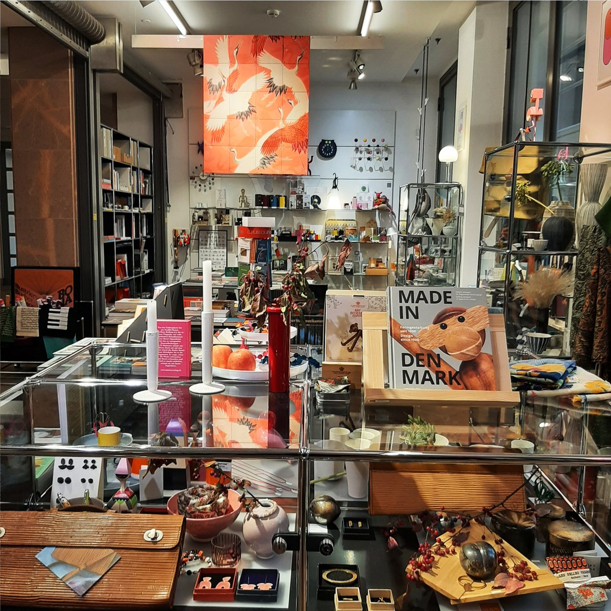 TheSenseofDoubt's tweet photo. Es ist mir eine große Ehre, dass mein Leipzig Poster jetzt im schönen Shop des historischen Grassi-Museums erhältlich ist (ebenfalls im Poster abgebildet). Vielen Dank an Kerstin Prescher. #grassimuseum #grassimak #thesenseofdoubt #leipzig @GRASSIMAK @StadtLeipzig https://t.co/TEeLN4Gt1a