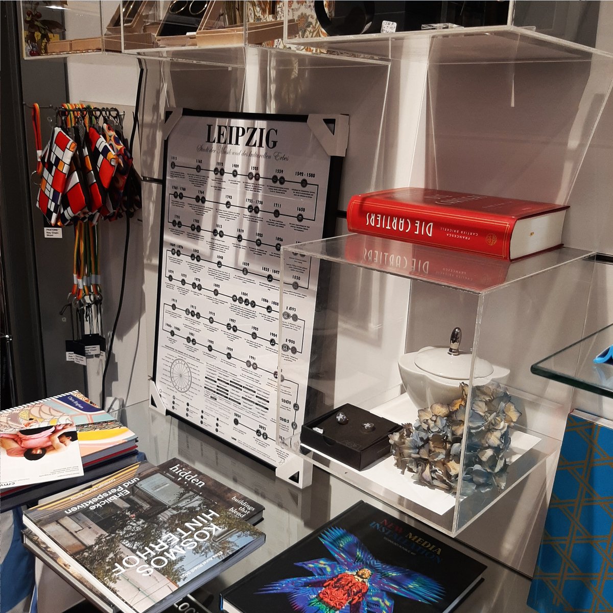 TheSenseofDoubt's tweet photo. Es ist mir eine große Ehre, dass mein Leipzig Poster jetzt im schönen Shop des historischen Grassi-Museums erhältlich ist (ebenfalls im Poster abgebildet). Vielen Dank an Kerstin Prescher. #grassimuseum #grassimak #thesenseofdoubt #leipzig @GRASSIMAK @StadtLeipzig https://t.co/TEeLN4Gt1a