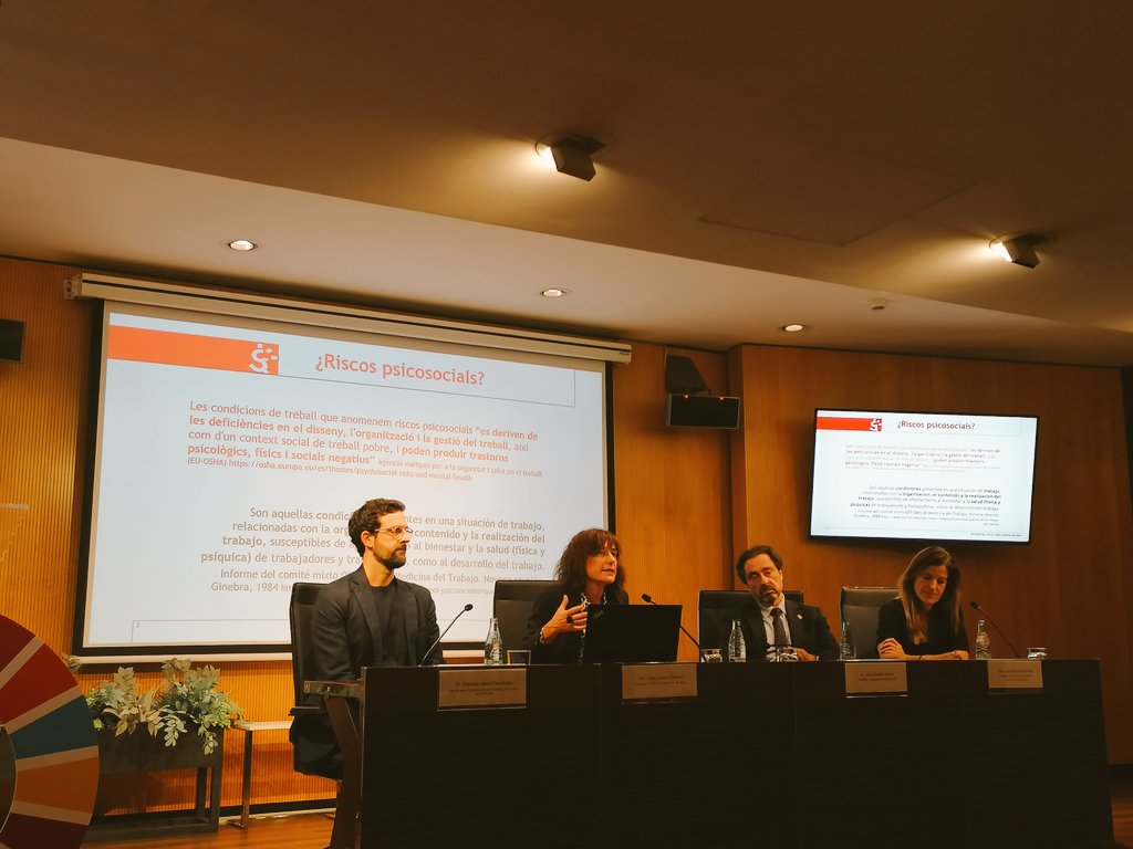 alafeinacaprisc's tweet photo. 🗣️ Clara Llorens d'#ISTASF1M: "Disposem de milers d'articles que evidencien que les altes exigències a la feina i el baix control poden arribar a provocar depressió en un 77%.
Per promoure la salut mental a les empreses, cal avaluar i prevenir en origen els riscos psicosocials" https://t.co/DdJoIJXfJI