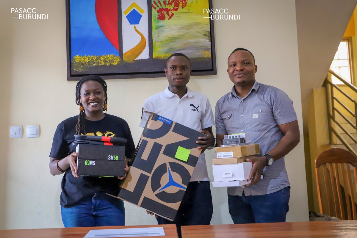 PasaccB's tweet photo. Elle a également profité de sa présence à #Bujumbura pour remettre en mains propres une partie du matériel acheté à l’étranger et destiné à faciliter le démarrage des activités de trois jeunes entreprises culturelles parmi celles qui sont accompagnées dans la cohorte #Startup. https://t.co/A9tvQpvnJx