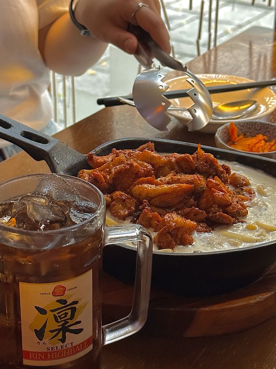 F00DFI5HTER's tweet photo. 혜화/대학로 센꼬치

크림파스타 불닭 24000
꼬치 개당 1500~3000

하이볼 도수가 좀 있는 편이라 좋음 coke하이볼 지이이인짜 맛있고 꼬치랑 불닭크림파스타는 말해뭐해 여기 데려간 친구들만 한 트럭이 넘는데 전부 다 극찬함 양도 많은 편이라 셋이서 저만큼 먹고 배 통통 뚜들기면서 나오다 https://t.co/vTYkU8MONb