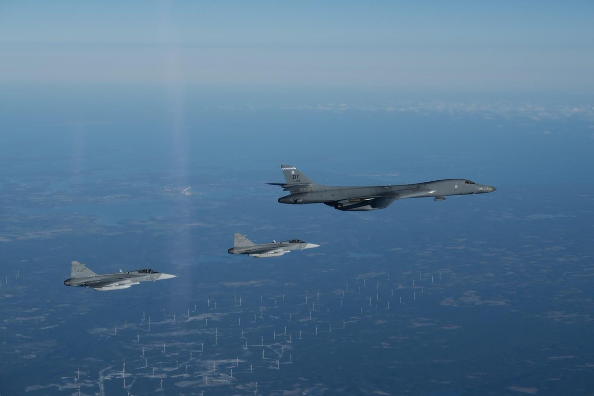 NATO_AIRCOM's tweet photo. .@usairforce🇺🇸B-1B Lancers fly side-by-side with #NATO Partner @Forsvarsmakten🇸🇪during Bomber Task Force 24-1

European BTF missions provide Allies &amp; Partners the opportunity to build &amp; solidify crucial partnerships, strengthening military capability across the Alliance https://t.co/XVwvjesKNh