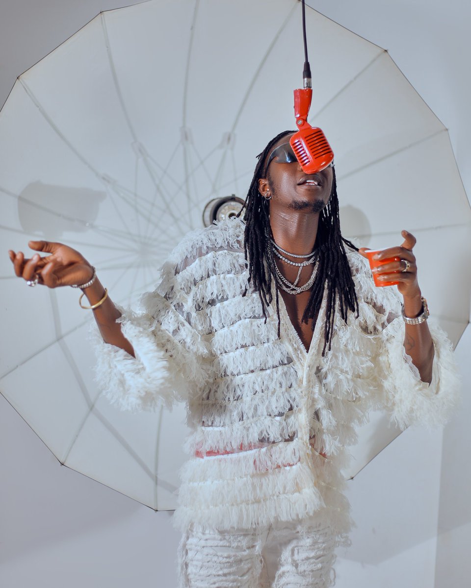 ZizaBafanaUg's tweet photo. 𝙏𝙝𝙚 𝙢𝙞𝙘 𝙞𝙨 𝙢𝙮 𝙂𝙪𝙣…..👌🏽💨
𝙔𝙀𝙎 𝙡𝙚𝙩’𝙨 𝙚𝙣𝙩𝙚𝙧 𝙙𝙚𝙮 𝘿𝙖𝙣𝙘𝙚𝙝𝙖𝙡𝙡 𝙢𝙞𝙘 𝙛𝙞𝙚𝙡𝙙. https://t.co/8CgJwnmKNf