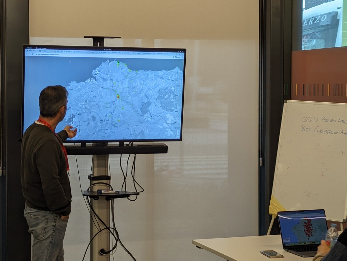 ExtraMileCloud's tweet photo. ¿Dónde está mi pulpo? ✨ 🐙 Customizando el mapa de la tienda de mariscos de Suso ✨

Qué bien lo pasamos en la @tarugoconf de @david_bonilla ayer😍

Es un gusto conectar con desarrolladores y profesionales para crear sinergias y aprender con el #expertise de todos. 🤝

Nos alegró recibir a asistentes de Valencia, Madrid, Cádiz y desde luego, de Badajoz, manteniendo nuestras profundas conexiones entre  @ExtraMileCloud   y Extremadura.

👨‍🏫 Nuestro CTO, @escriva nos contó cómo crear un mapa desde cero y customizarlo para tu empresa, partiendo del ejemplo de Suso, que tiene una marisquería y quiere expandirse a través de una #eCommerce.

🗺 ☁ Aprendimos más sobre las herramientas necesarias en cada fase del negocio y según las necesidades de la empresa. Así, plasmar en un mapa los datos de geolocalización gracias a herramientas específicas que nos ofrecen Google Maps Platform y Google Cloud Platform, optimizando el presupuesto al máximo.

🌎 De esta forma, Suso puede visibilizar su negocio y dar el salto de #Galicia al resto del mundo gracias a estas herramientas que ayudan a que sus consumidores tengan más cerca las delicias gallegas a golpe de clic.

#TRG23 #FelizViernes
