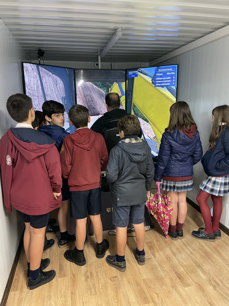 AsturHubDefensa's tweet photo. Mañana intensa en La Vega mostrando a un montón de escolares la innovación en #defensa y todo el potencial asturiano de presente y futuro en este sector con ejemplos de empresas de nuestra región.  #Tecnología 
#vocaciones #stem @SCTAsturias https://t.co/PjlobKXy90