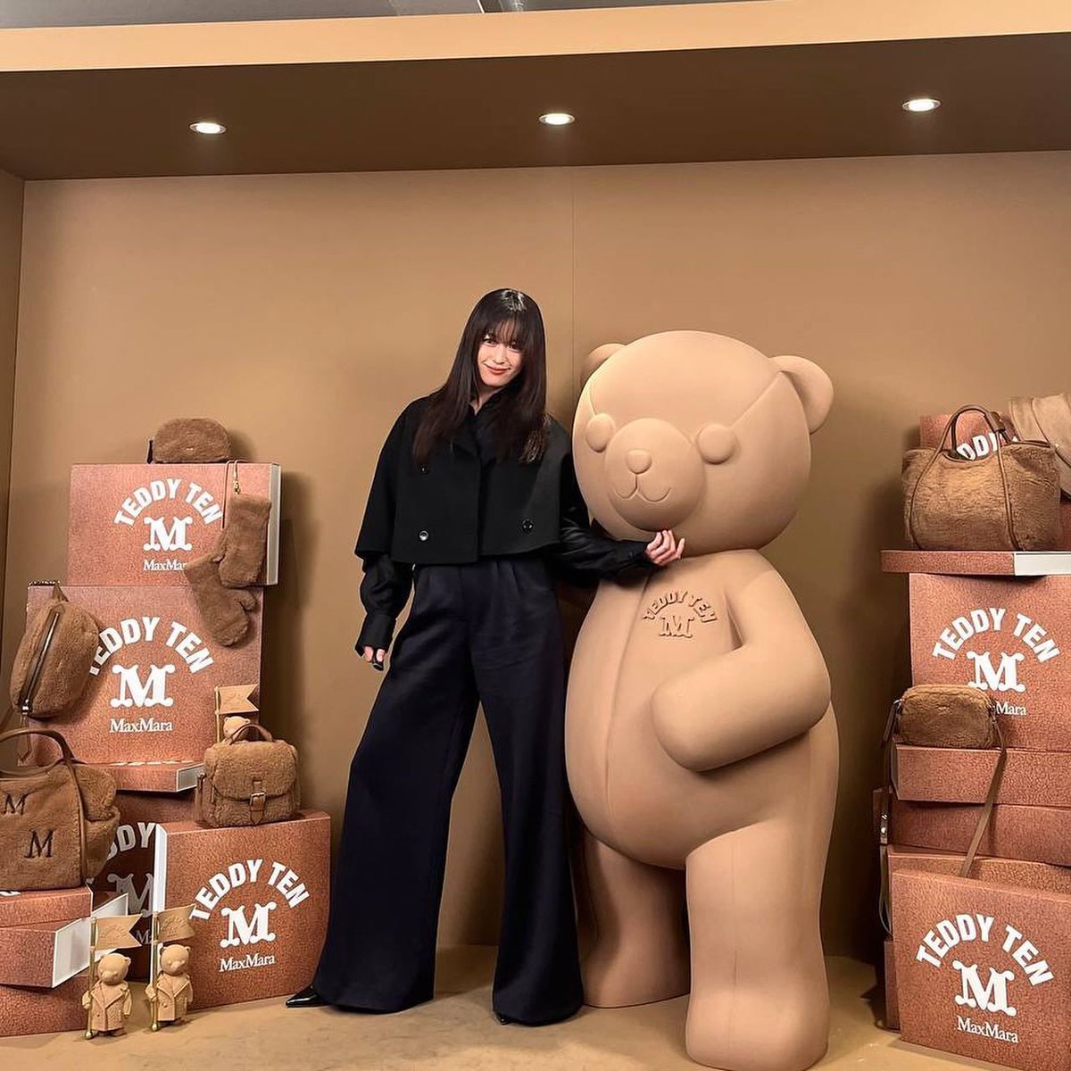 sayonkim14's tweet photo. Hanhyojoo IG update ♻️ 27.10.2023
@maxmara
Happy 10th anniversary Teddy
#TEDDYTEN 🧸🐻🤎
หมีที่ว่าน่ารักไม่เท่ากับเธอเพราะเธอน่ารักที่สุด
#Hanhyojoo #한효주
#ฮันฮโยจู #hanhyojoo https://t.co/iQvQxvozhk