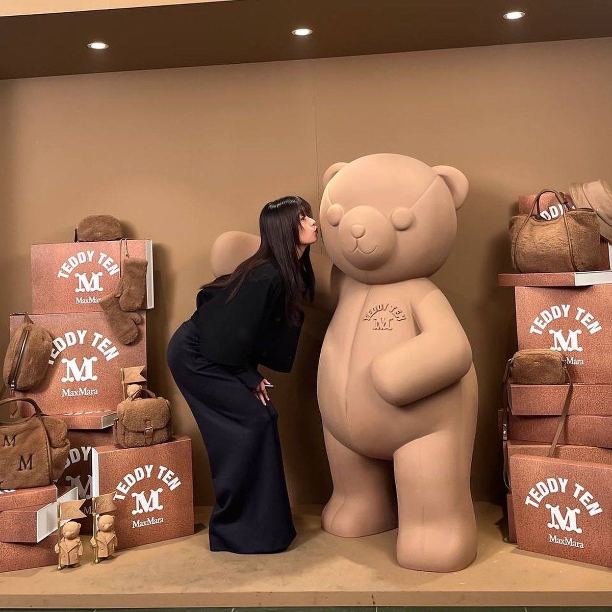sayonkim14's tweet photo. Hanhyojoo IG update ♻️ 27.10.2023
@maxmara
Happy 10th anniversary Teddy
#TEDDYTEN 🧸🐻🤎
หมีที่ว่าน่ารักไม่เท่ากับเธอเพราะเธอน่ารักที่สุด
#Hanhyojoo #한효주
#ฮันฮโยจู #hanhyojoo https://t.co/iQvQxvozhk