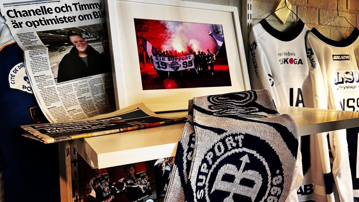 Supporterskap &amp; sporthistoria ligger mig oerhört varmt om hjärtat och en av de sista sakerna jag gjorde innan jag lämnade #BIKKarlskoga var att (nästan) färdigställa en ny utställning som löper från klubbens allra tidigaste år och fram till idag.
Se den i entrén i Nobelhallen.