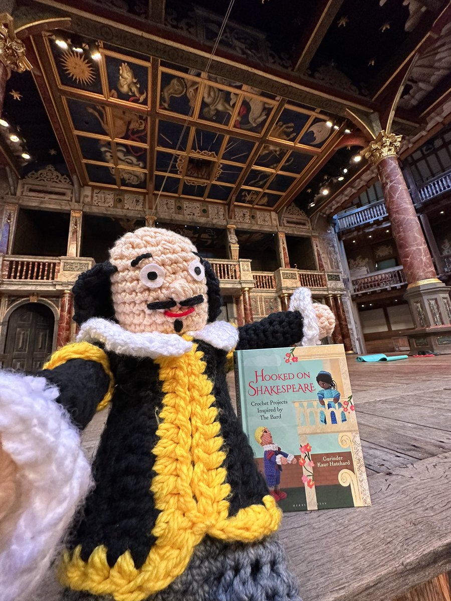 The_Globe's tweet image. For someone who’s over 400 years old, his selfie skills aren’t too bad! ⭕️

🧶 @Yay_For_Crochet
