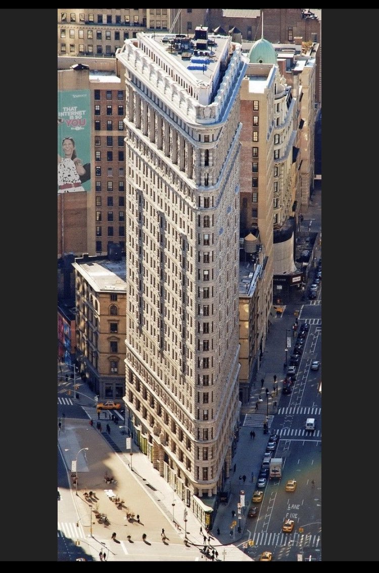 Du haut de ses 121 ans, il est devenu un symbole de Manhattan comme l'Empire State et le Chrysler Building. Le « Flatiron » sera bientôt converti en logements ! Confidence: quand j’habitais là-bas, je rêvais d’y avoir un appart juste pour mettre des toilettes à la pointe…😉