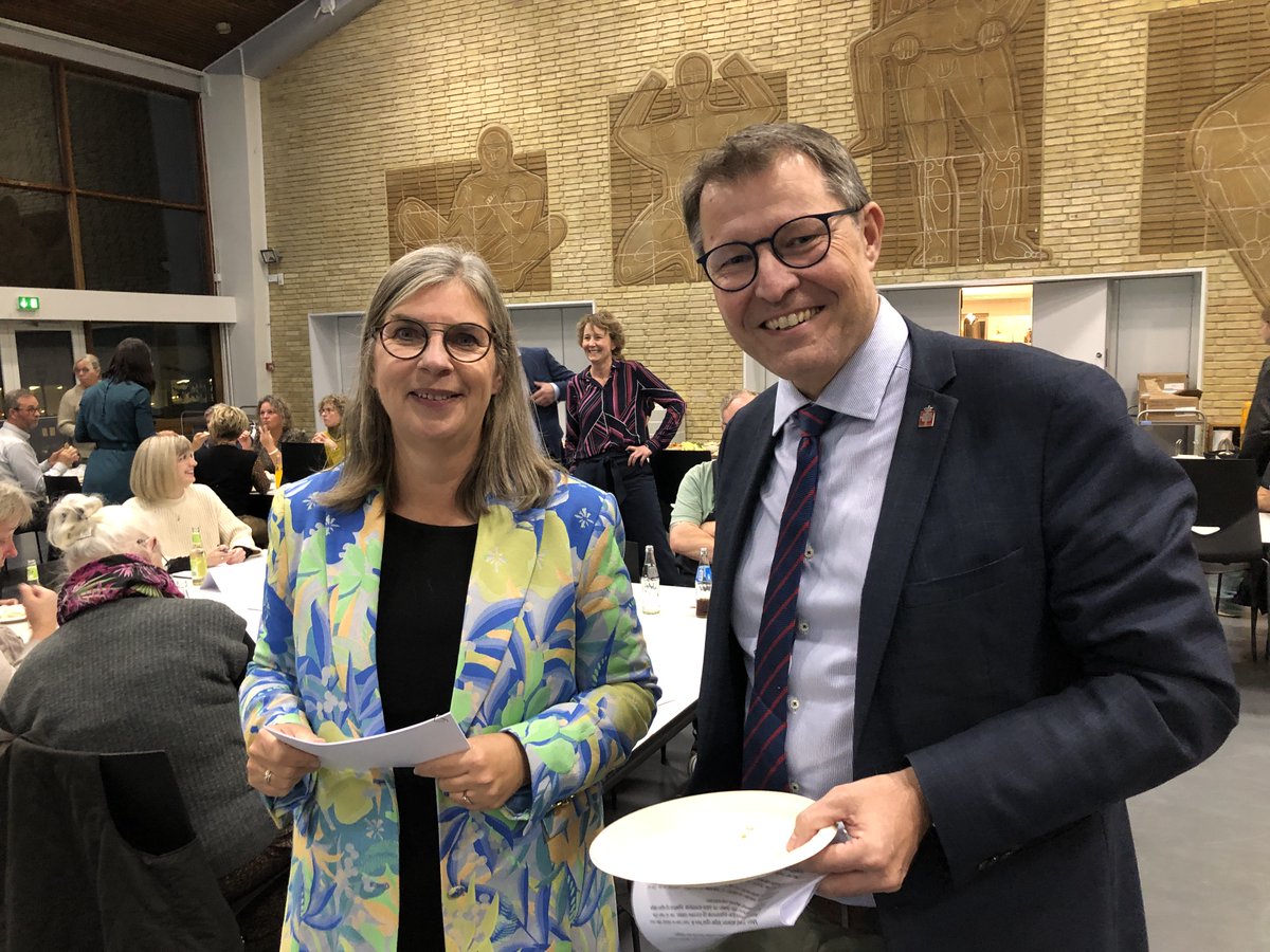 Flere end 100 fynboer havde takket ja til invitationen om at dele deres erfaringer og ønsker til sundhedsvæsenet med regionale og kommunale politikere, da regionen i samarbejde med Nyborg Kommune holdt borgermøde om sundheden på Østfyn 25. okt.
Læs mere: regionsyddanmark.dk/om-region-sydd…