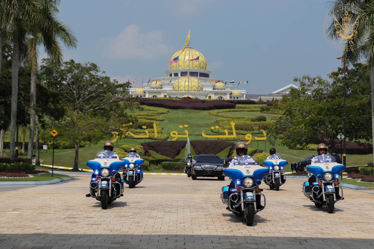 HRHJohorII's tweet photo. KENYATAAN YANG DIKELUARKAN OLEH PENYIMPAN MOHOR BESAR RAJA-RAJA BERKENAAN DENGAN PEMILIHAN SERI PADUKA BAGINDA YANG DI-PERTUAN AGONG XVII DAN TIMBALAN YANG DI-PERTUAN AGONG

Menjunjung titah, saya memaklumkan bahawa Majlis Raja-raja dalam Mesyuaratnya Yang Ke-263 (Khas), diadakan di lstana Negara, pada hari Jumaat, 27 Oktober 2023 telah bersetuju mengisytiharkan bahawa Duli Yang Maha Mulia Sultan lbrahim, Sultan Johor Darul Ta'zim telah dipilih menjadi Seri Paduka Baginda Yang di-Pertuan Agong XVll, selama tempoh lima (5) tahun mulai dari tarikh 31 Januari 2024.

2. Majlis Raja-raja juga bersetuju mengisytiharkan bahawa Duli Yang Maha Mulia Sultan Nazrin Muizzuddin Shah, Sultan Perak Darul Ridzuan telah dipilih menjadi Timbalan Yang di-Pertuan Agong, selama tempoh lima (5) tahun mulai dari tarikh 31 Januari 2024.

3. Mesyuarat Khas Majlis Raja-raja yang berlangsung hari ini, telah dipengerusikan oleh Kebawah Duli Yang Maha Mulla Sultan Terengganu Darul lman dan dihadiri oleh semua Duli Yang Maha Mulia Raja-raja kecuali Duli Yang Maha Mulia Raja Perlis dan Kebawah Duli Yang Maha Mulia Sultan Kelantan.

4. Menurut peruntukan Paragraf 3, Bahagian Pertama, Jadual Ketiga Perlembagaan, keputusan Majlis Raja-raja ini telah dikemukakan kepada kedua-dua Dewan Parlimen. YAB Perdana Menteri juga telah dimaklumkan.

Yang menjunjung titah,
Tan Sri Syed Danial
Penyimpan Mohor Besar Raja-Raja
Pejabat Penyimpan Mohor Besar Raja-Raja
Kuala Lumpur
27 Oktober 2023 / 11 Rabiulakhir 1445

https://t.co/S81cia5h2Y