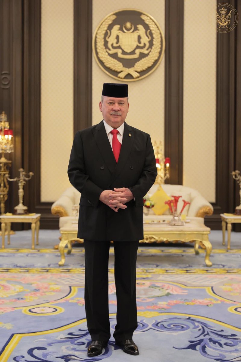 HRHJohorII's tweet photo. KENYATAAN YANG DIKELUARKAN OLEH PENYIMPAN MOHOR BESAR RAJA-RAJA BERKENAAN DENGAN PEMILIHAN SERI PADUKA BAGINDA YANG DI-PERTUAN AGONG XVII DAN TIMBALAN YANG DI-PERTUAN AGONG

Menjunjung titah, saya memaklumkan bahawa Majlis Raja-raja dalam Mesyuaratnya Yang Ke-263 (Khas), diadakan di lstana Negara, pada hari Jumaat, 27 Oktober 2023 telah bersetuju mengisytiharkan bahawa Duli Yang Maha Mulia Sultan lbrahim, Sultan Johor Darul Ta'zim telah dipilih menjadi Seri Paduka Baginda Yang di-Pertuan Agong XVll, selama tempoh lima (5) tahun mulai dari tarikh 31 Januari 2024.

2. Majlis Raja-raja juga bersetuju mengisytiharkan bahawa Duli Yang Maha Mulia Sultan Nazrin Muizzuddin Shah, Sultan Perak Darul Ridzuan telah dipilih menjadi Timbalan Yang di-Pertuan Agong, selama tempoh lima (5) tahun mulai dari tarikh 31 Januari 2024.

3. Mesyuarat Khas Majlis Raja-raja yang berlangsung hari ini, telah dipengerusikan oleh Kebawah Duli Yang Maha Mulla Sultan Terengganu Darul lman dan dihadiri oleh semua Duli Yang Maha Mulia Raja-raja kecuali Duli Yang Maha Mulia Raja Perlis dan Kebawah Duli Yang Maha Mulia Sultan Kelantan.

4. Menurut peruntukan Paragraf 3, Bahagian Pertama, Jadual Ketiga Perlembagaan, keputusan Majlis Raja-raja ini telah dikemukakan kepada kedua-dua Dewan Parlimen. YAB Perdana Menteri juga telah dimaklumkan.

Yang menjunjung titah,
Tan Sri Syed Danial
Penyimpan Mohor Besar Raja-Raja
Pejabat Penyimpan Mohor Besar Raja-Raja
Kuala Lumpur
27 Oktober 2023 / 11 Rabiulakhir 1445

https://t.co/S81cia5h2Y